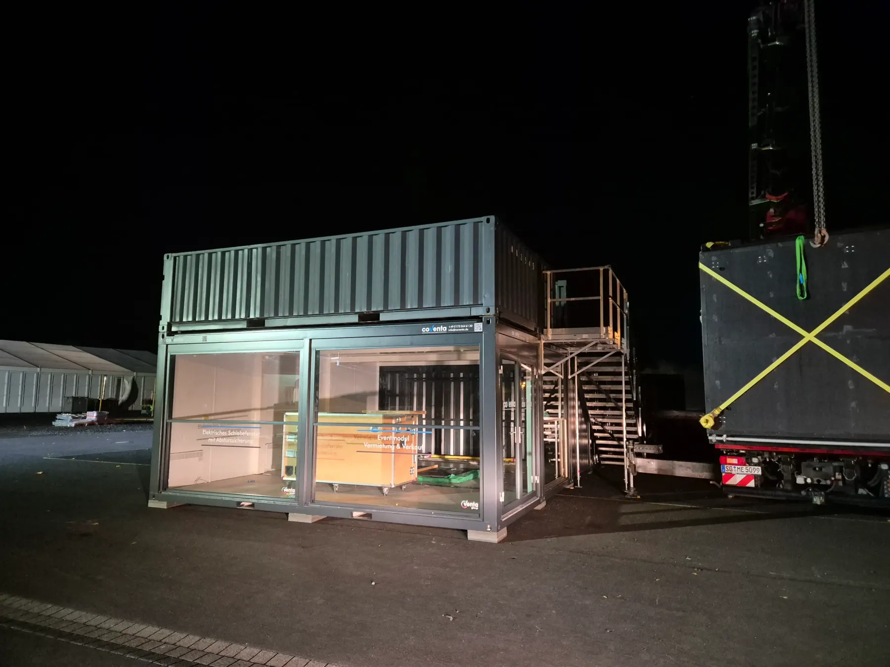Container-Montage bei Nacht