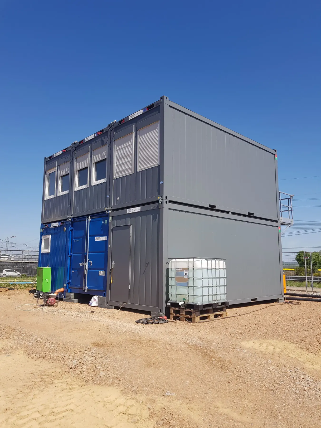 Demontage einer Containeranlage – Container am Kran