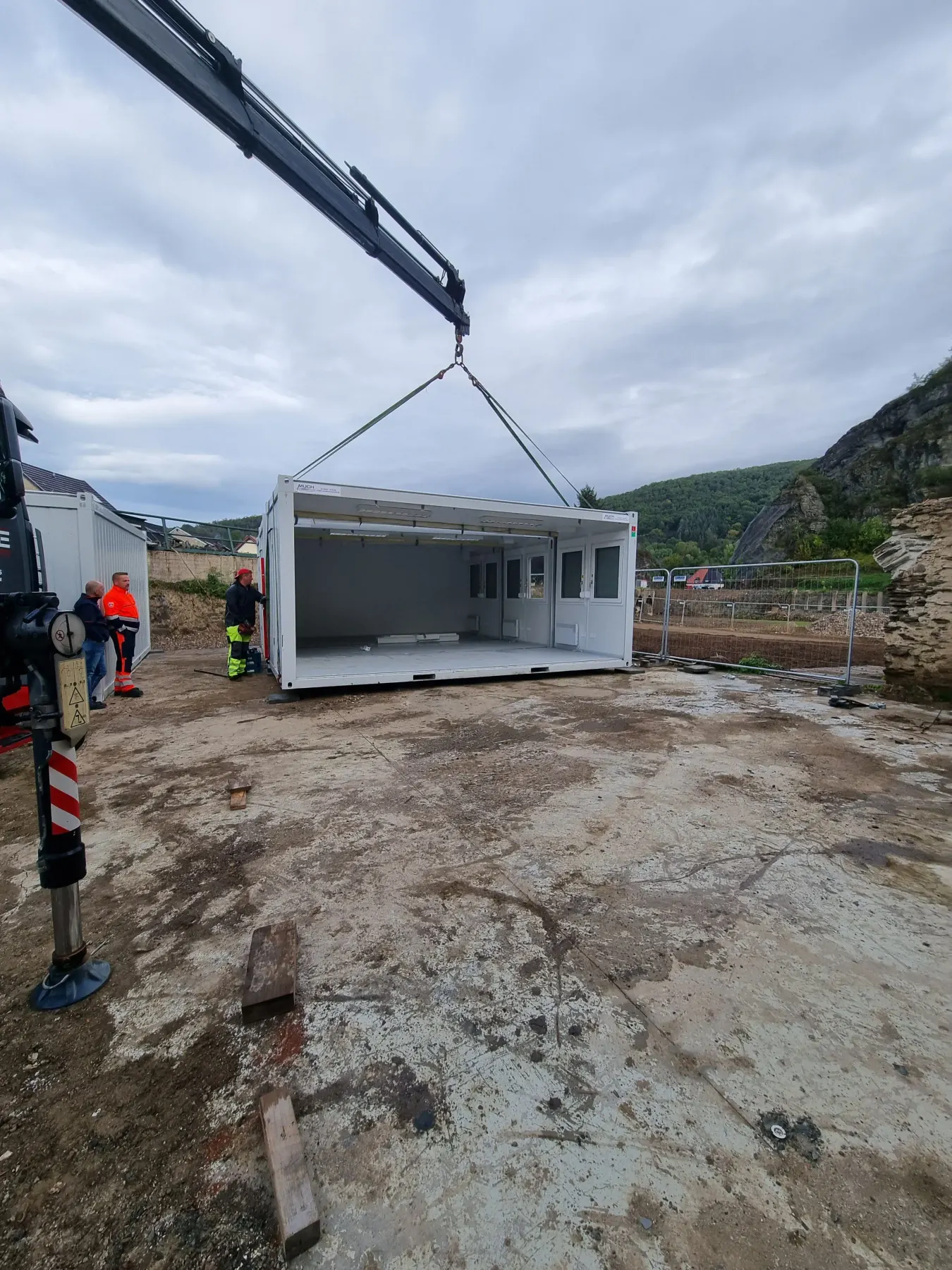 Container-Montage mit Kran – Einheben eines Containers