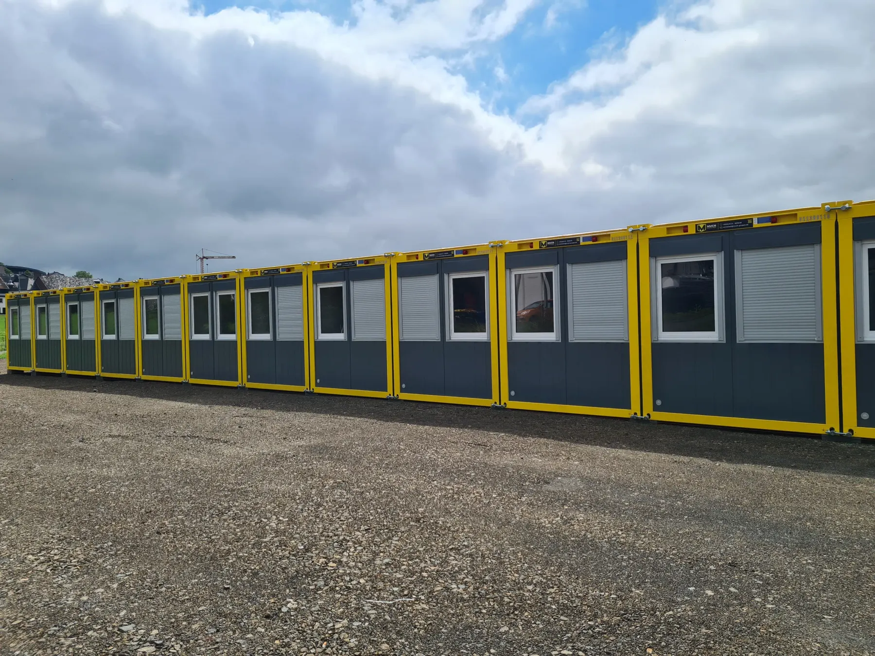 Containeranlage mit gelben Stahlrahmen