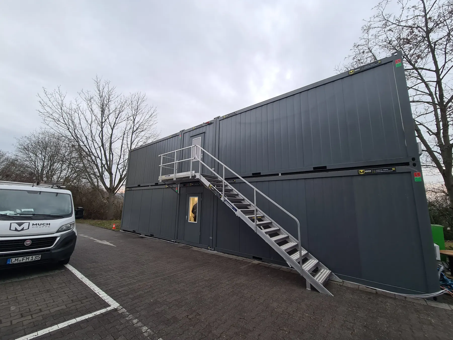 Modulgebäude mit Außentreppe – Modulbau-Montage